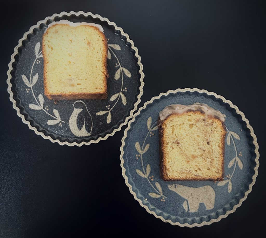 桃のパウンドケーキ（左上）と、いちじくと紅茶のパウンドケーキ（右下）。