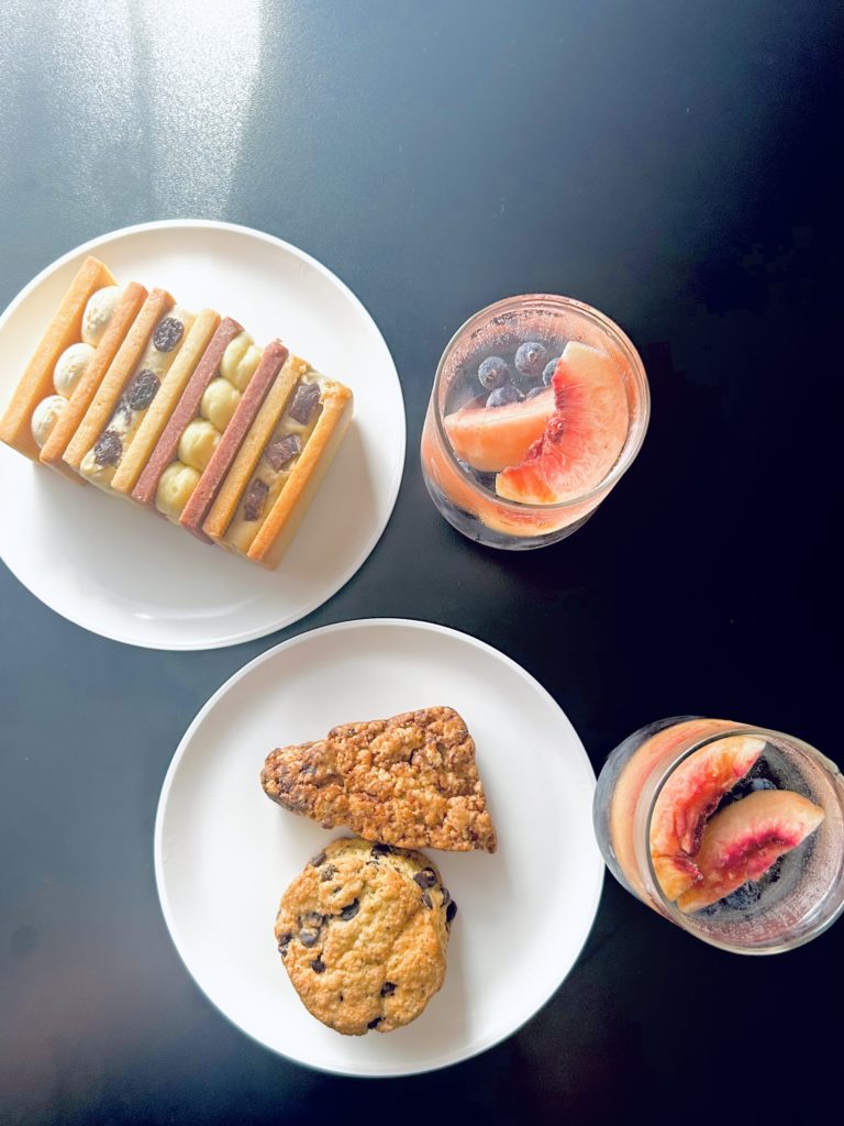 バターサンド4種（上）。左からレモン、ラムレーズン、さつまいも、栗。
スコーン2種（下）。いちじくとスティルトンのスコーン（三角）、チョコチップスコーン（円型）。
炭酸水に桃とブルーベリーを入れたもの。