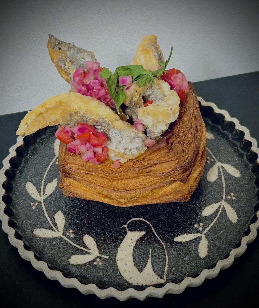 太刀魚のフリットとサルサソースのデニッシュ