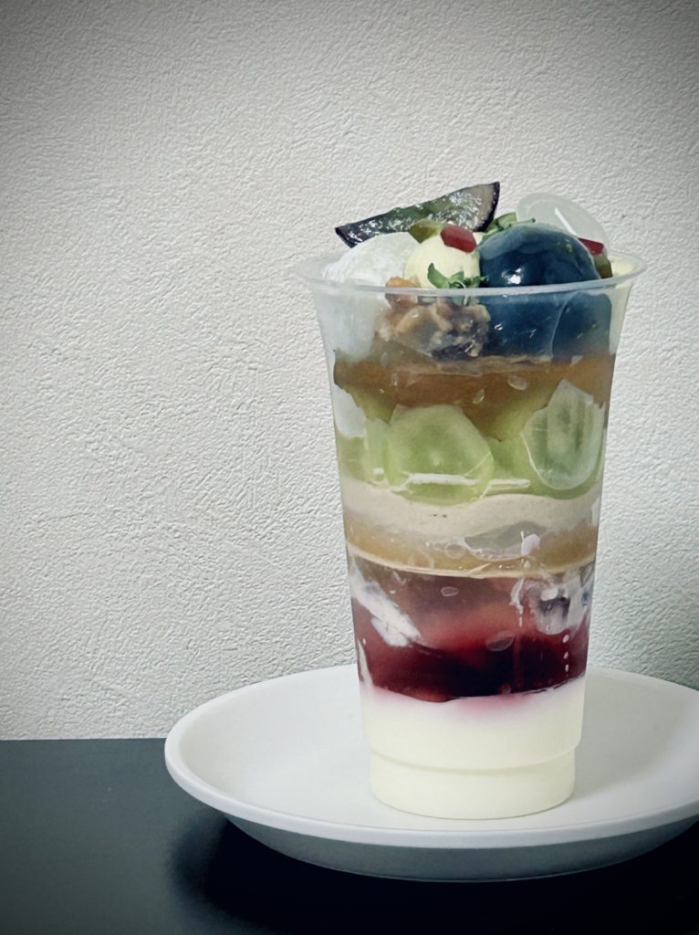 横から見た図。
上に盛られたぶどう達の下に、柿色の層（ラシャンテジュレ？）、シャインマスカット断面が並び、9割牛乳のカフェオレみたいな色のマスカルポーネ栗ムース、ほぼ透明のレモンジュレ、深い黄色の謎の層（ぶどうのクリームチーズ白和え？）、たっぷりのレモンジュレ、ピオーネ、カシスバルサミコソースの透明→赤→紫→黒へのグラデーション、白いミルクブランマンジェ。
https://www.instagram.com/p/CwtdoSnPmQI/?igshid=MzRlODBiNWFlZA==