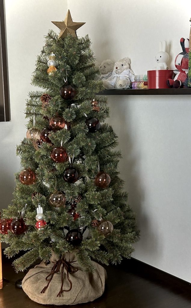 2023/11/5から、ツリートップ（てっぺんの星）と、麻袋と、オーナメントボール×5個が追加されたツリー。
オーナメントの数がツリーに対して十分になってきたので、（見える範囲）全体に散らばせた。