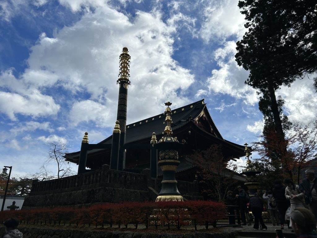 逆光の大護摩堂と青空。