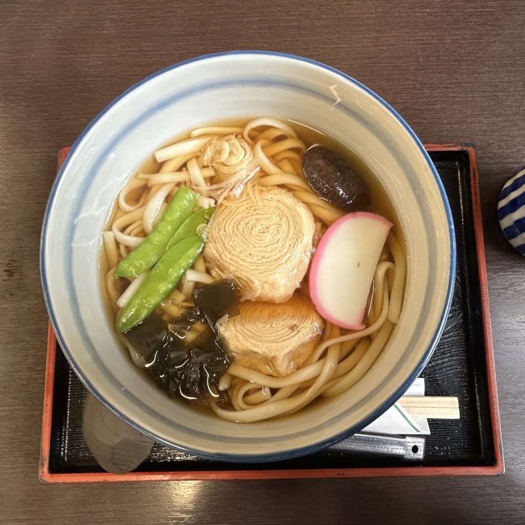 湯葉うどん
平打ち気味のうどんに、円型のだし巻き卵のような形の湯葉が二切れ入っている。