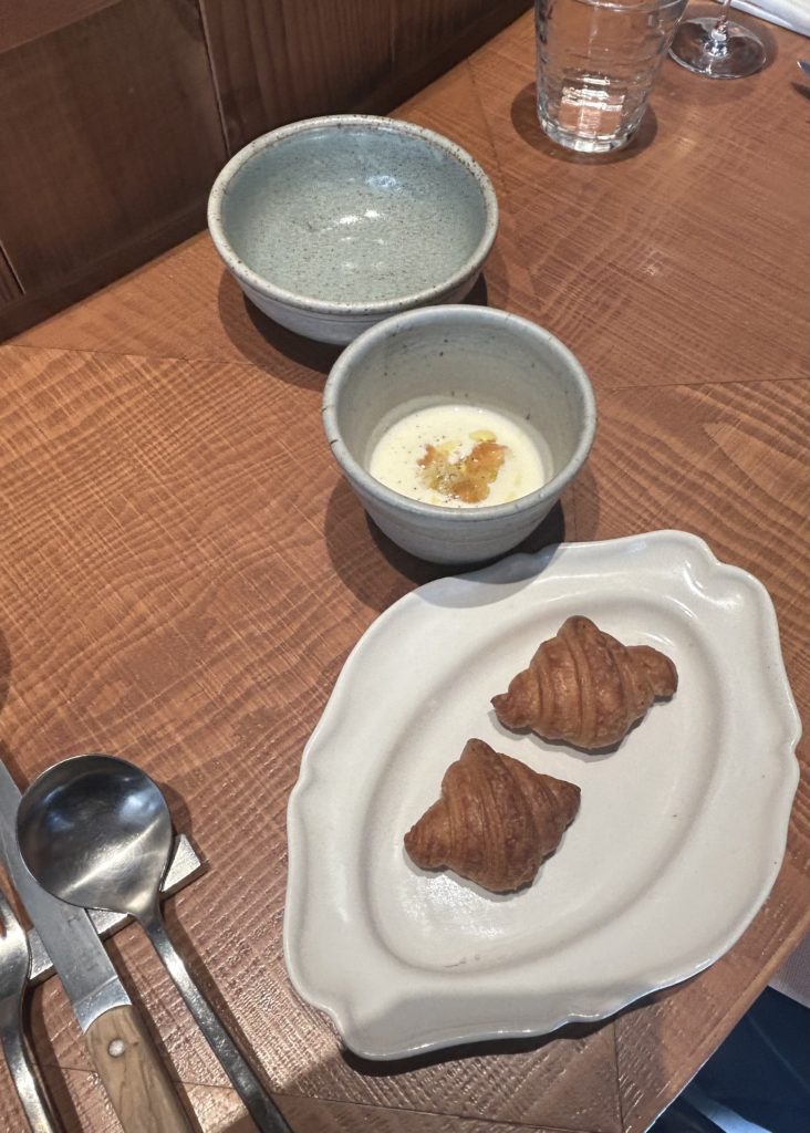 すごく小さいクロワッサン。中に絞ったクリームチーズとべったら漬けが入っている。
カリフラワーのポタージュスープ。オレンジ色のはコンソメのジュレ。ほかオリーブオイル、胡椒など。