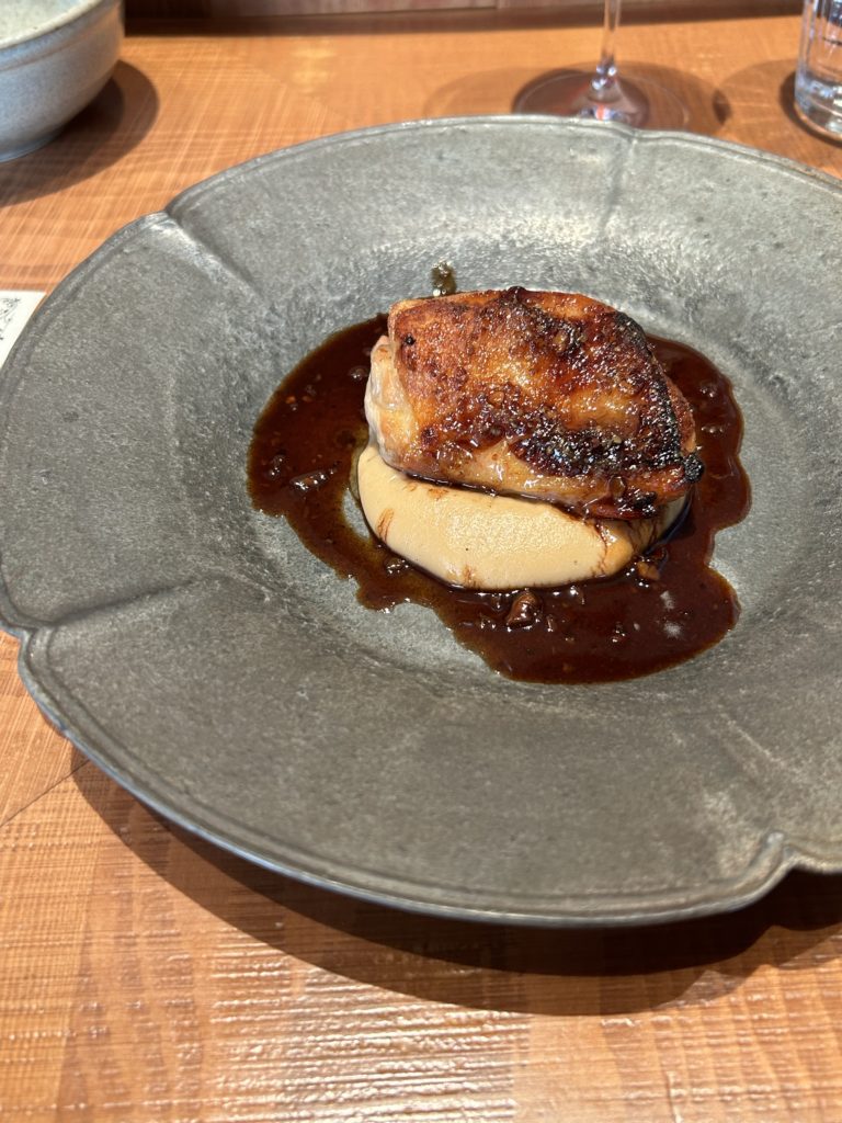 丹波黒どりの皮目にスパイスを塗ったロースト。下にマッシュポテトのようなペースト、はちみつを使った黒いソース。
炒った米のような香ばしい味。引き締まった力強い身なのに、噛むと柔らかい。