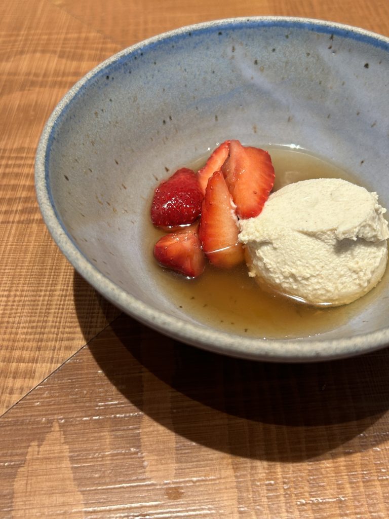 玄米のブリュレ、カットしたあまおう、黒糖を使った薄めのシロップ。