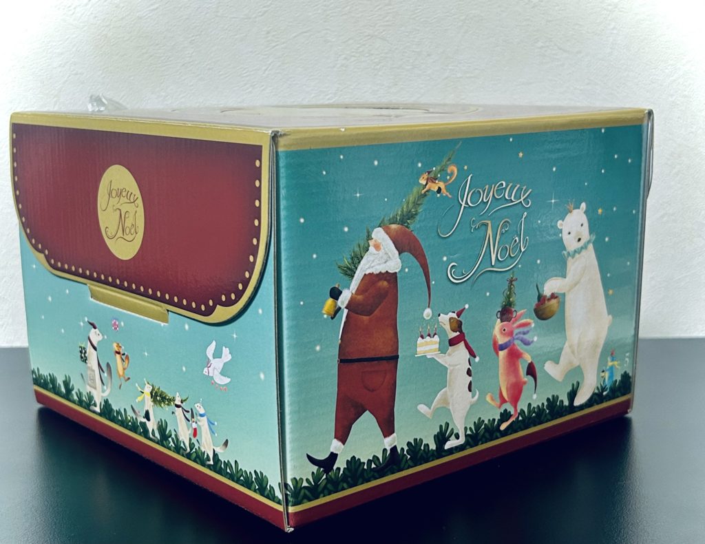 外箱。ピーコックブルーの星空の下、ツリー、ケーキ、ワインや果物を運ぶサンタと動物達の可愛いパッケージ。