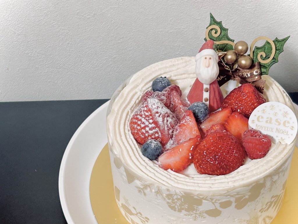 和三盆のショートケーキ(ホール)
うっすら茶色に色付いた生クリームを外側に一周絞り、中に苺、ブルーベリー、フランポワーズ。中央上部にサンタの砂糖菓子、柊と黄金の木の実のピック。