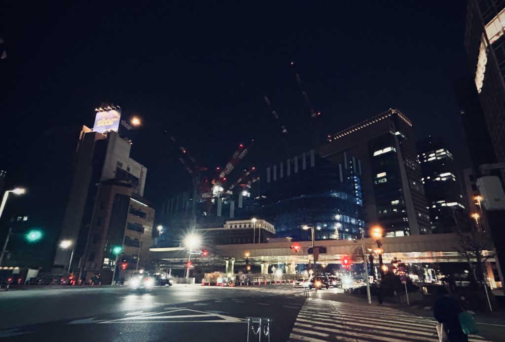 日本橋三越室町口から見上げた室町一丁目5（一部）、6、8番（夜の風景）。建設中の階からたくさんのクレーン車が首を伸ばし、赤いライトが所々に光っている。